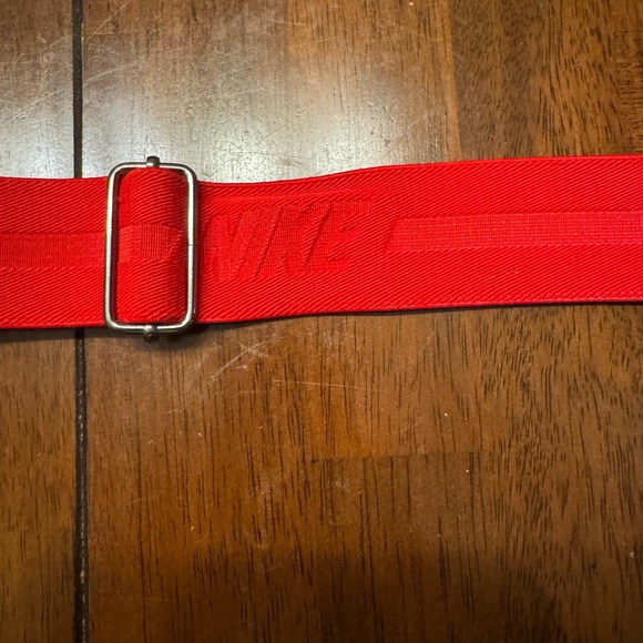 Nike softball/baseball belt. One size, I am size medium and it fit perfect. - Picture 4 of 5